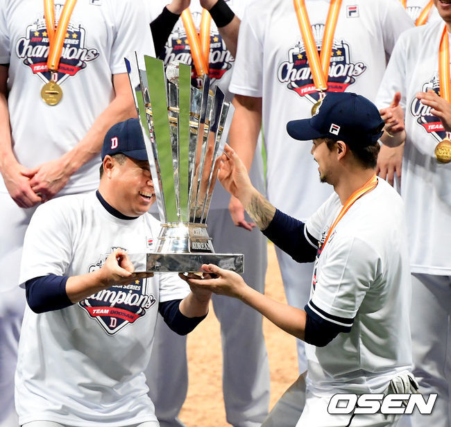 두산 김태형 감독과 오재원이 우승 트로피를 들어 올리고 있다. /jpnews@osen.co.kr