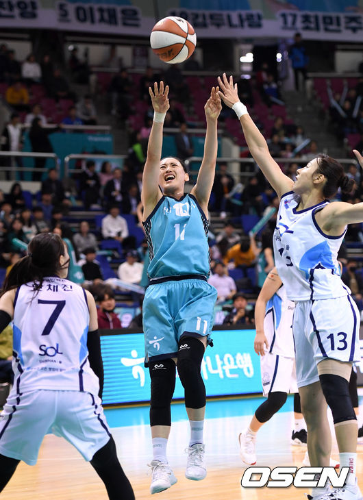 1쿼터 KEB하나은행 강이슬이 점프슛을 시도하고 있다. /sunday@osen.co.kr