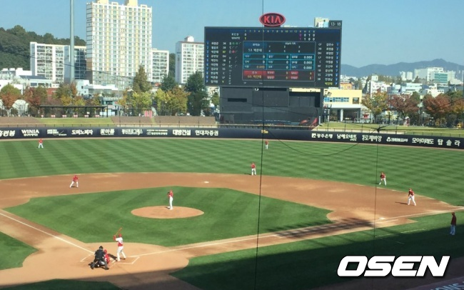 31일 자체 연습경기에서 윌리엄스 감독이 보여준 극단적인 수비시프트.  