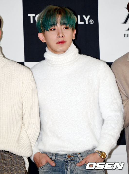 그룹 몬스타엑스 원호가 포토타임을 갖고 있다. /pjmpp@osen.co.kr