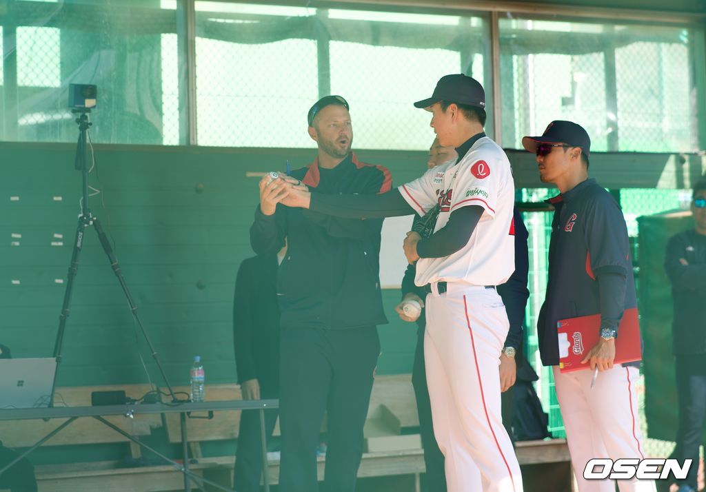 투수들을 지도하고 있는 미치 스테터 컨설턴트/jhrae@osen.co.kr