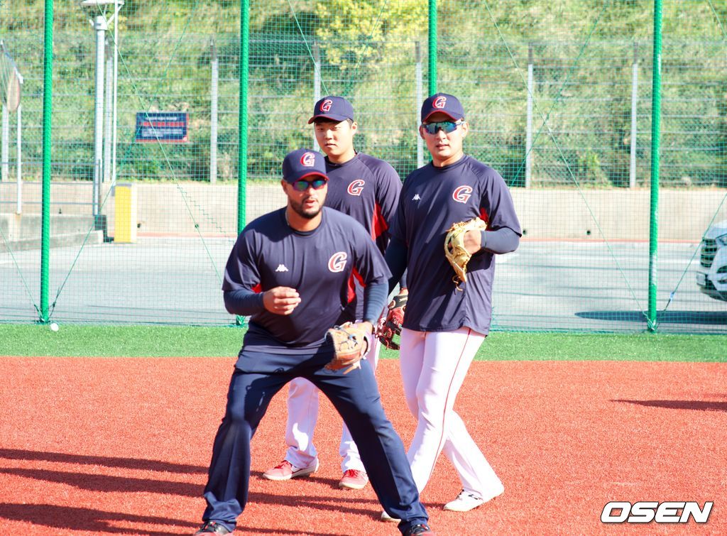 내야수들에게 직접 시범을 보이는 조나단 모타 컨설턴트 /jhrae@osen.co.kr