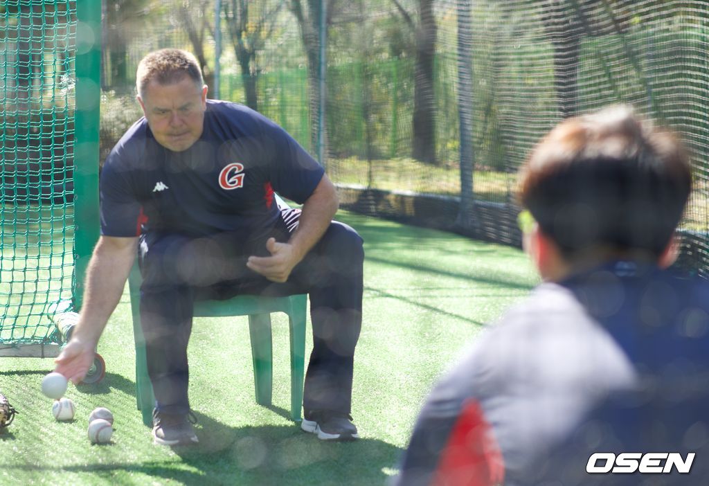 포수들을 지도하고 있는 마티 피비 컨설턴트/jhrae@osen.co.kr