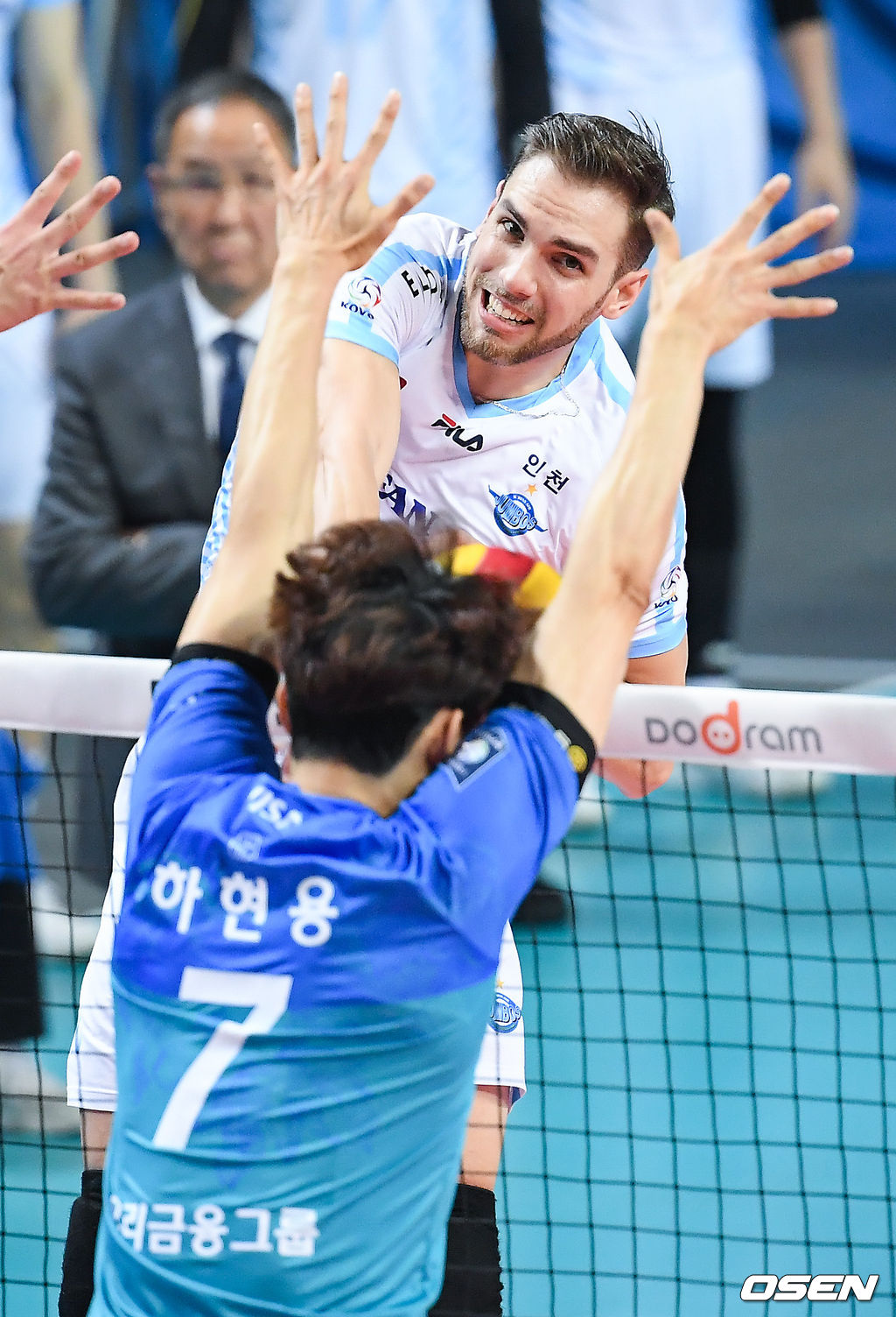 2세트 대한항공 비예나가 우리카드 하현용에게 블로킹 당하고 있다./  soul1014@osen.co.kr