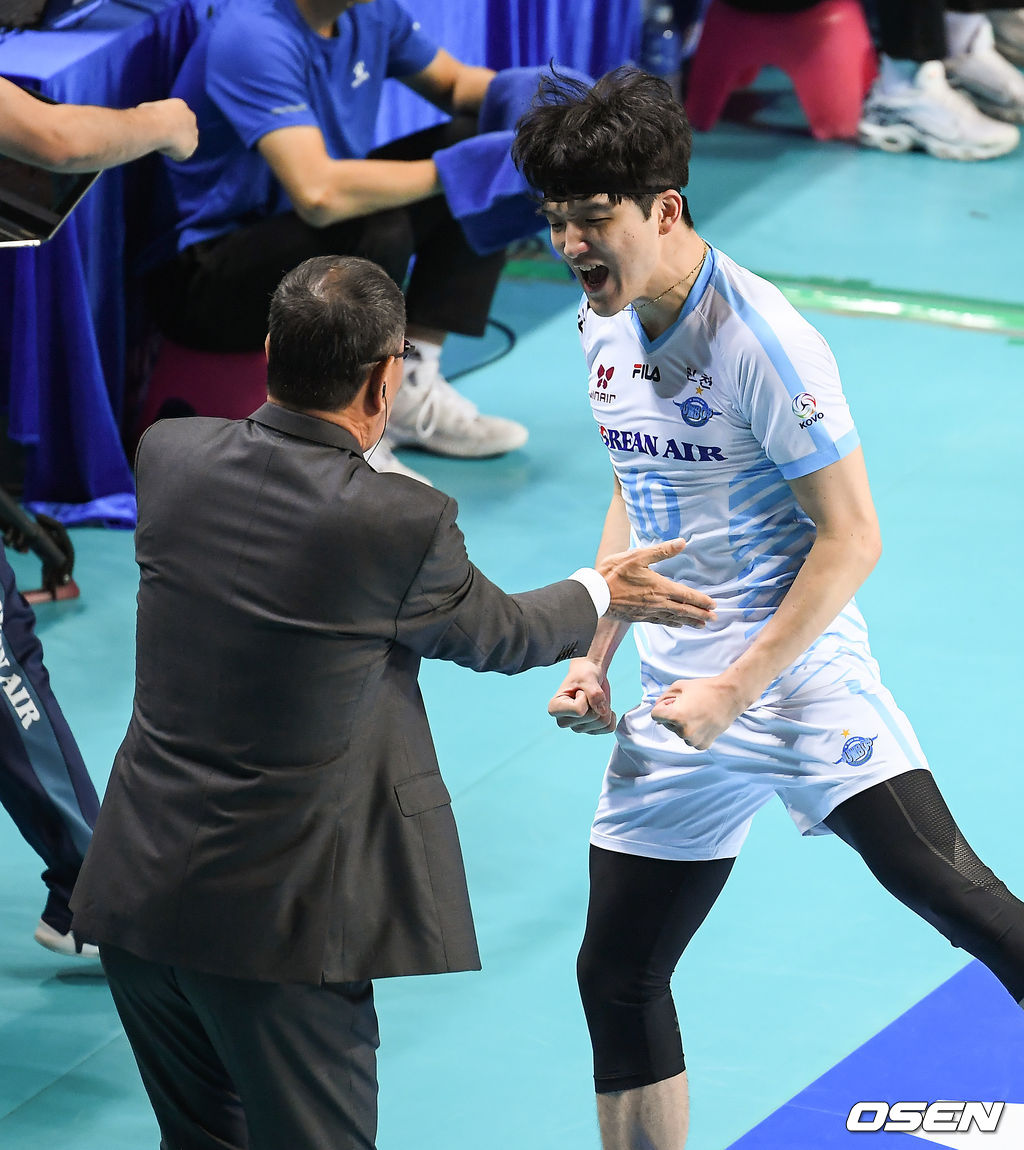 1세트 대한항공 정지석이 우리카드 펠리페의 공격을 블로킹한뒤 박기원 감독과 기뻐하고 있다 /  soul1014@osen.co.kr
