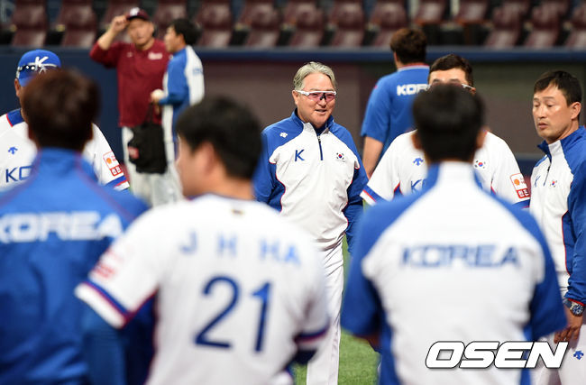 김경문 감독이 이끄는 한국 야구대표팀은 29일 서울 고척스카이돔에서 상무 피닉스 야구단과 연습경기를 가졌다. 대표팀은 5-1로 승리를 거뒀다.경기 종료 후 대표팀 김경문 감독이 선수들에게 인사를 하고 있다. /sunday@osen.co.kr