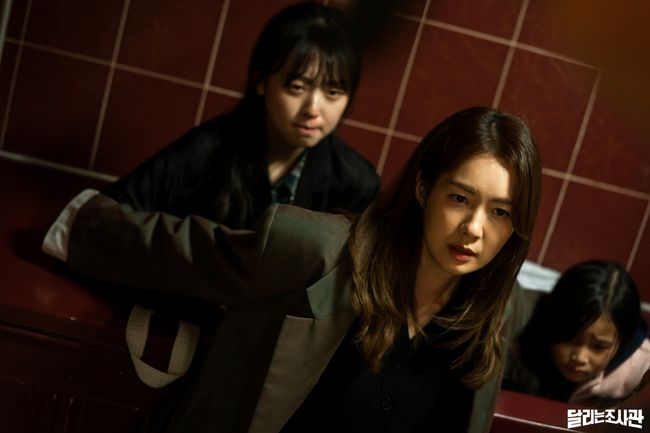 [사진=OCN 제공] '달리는 조사관'에 출연한 배우 이요원이 14회(마지막 회)까지 열연을 펼쳤다. 사진은 드라마 속 스틸 컷.