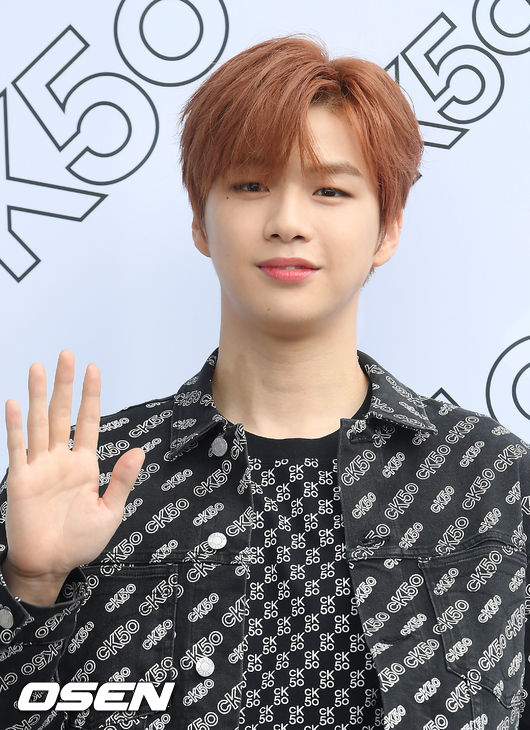 강다니엘이 포토월로 입장하며 포즈를 취하고 있다. / rumi@osen.co.kr