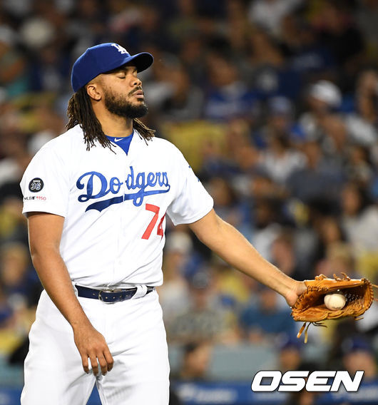 9회초 무사 1루에서 다저스 잰슨이 애리조나 켈리에 동점 투런포를 허용하고 있다. /jpnews@osen.co.kr