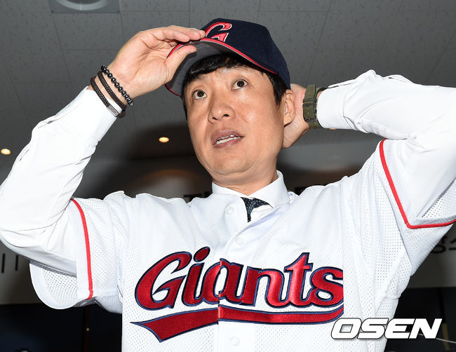 1일 오전 부산 사직야구장에서 프로야구 롯데 자이언츠 허문회 신임 감독 취임식이 열렸다.롯데 허문회 감독이 유니폼과 모자를 착용하고 있다. /sunday@osen.co.kr