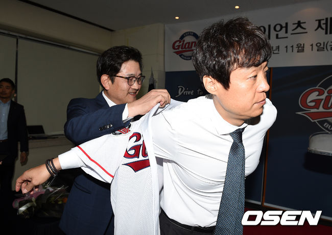 1일 오전 부산 사직야구장에서 프로야구 롯데 자이언츠 허문회 신임 감독 취임식이 열렸다.롯데 김종인 대표이사가 허문회 감독에게 유니폼을 입혀주고 있다. /sunday@osen.co.kr