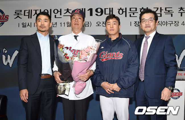 1일 오전 부산 사직야구장에서 프로야구 롯데 자이언츠 허문회 신임 감독 취임식이 열렸다.롯데 성민규 단장, 허문회 감독, 주장 손아섭, 김종인 대표이사가 기념촬영을 하고 있다. /sunday@osen.co.kr