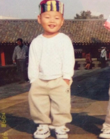 [사진=김민재 SNS] 배우 김민재가 생일을 맞아 어린 시절 사진을 공개했다.