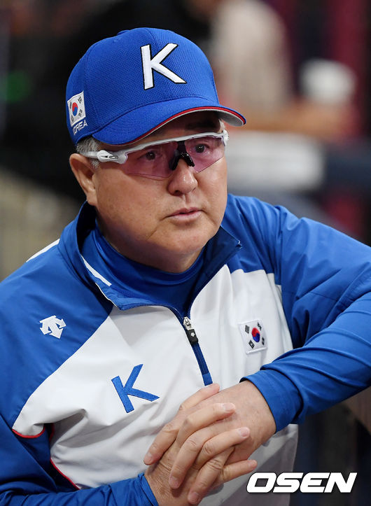 김경문 감독이 이야기를 나누고 있다. /youngrae@osen.co.kr