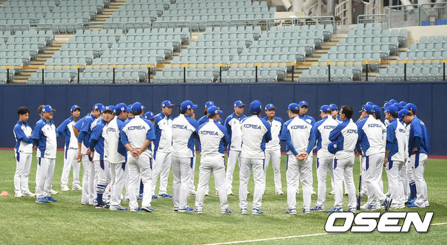 2019 세계야구소프트볼연맹(WBSC) 프리미어12에 출전하는 한국 야구 국가대표팀이 31일 오후 서울 고척스카이돔에서 훈련을 가졌다.선수들이 훈련에 앞서 이야기를 나누고 있다. /youngrae@osen.co.kr