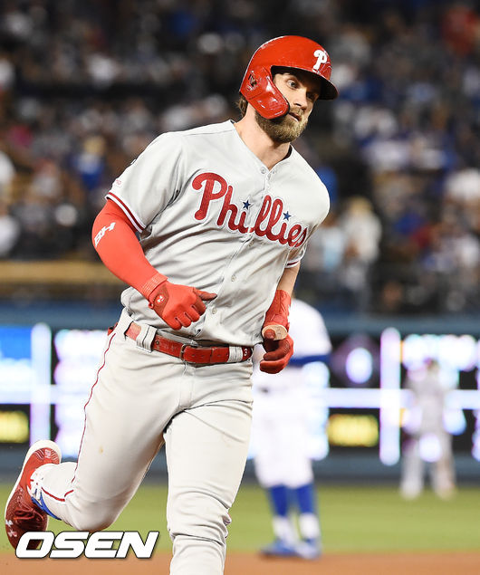 8회초 1사 1루 필라델피아 하퍼가 동점 2점 홈런을 날리고 베이스를 돌고 있다. / soul1014@osen.co.kr