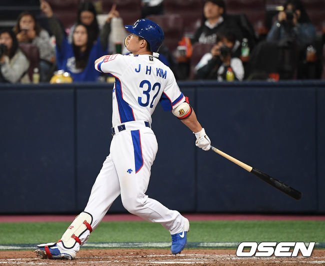 1일 오후 서울 고척스카이돔에서 '2019 세계야구소프트볼연맹(WBSC) 프리미어12' 대한민국과 푸에르토리코의 평가전이 열렸다.5회초 2사 1루 한국 김재환이 투런 홈런을 때려내고 있다. /youngrae@osen.co.kr