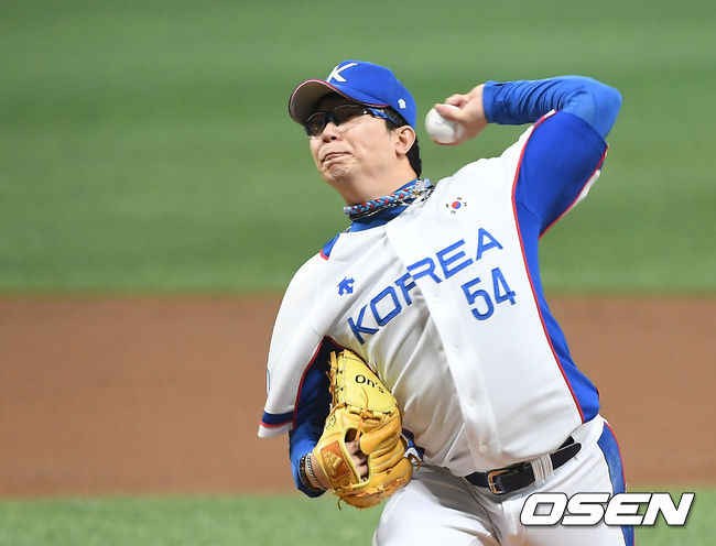 1일 오후 서울 고척스카이돔에서 '2019 세계야구소프트볼연맹(WBSC) 프리미어12' 대한민국과 푸에르토리코의 평가전이 열렸다.1회초 한국 양현종이 역투하고 있다. /youngrae@osen.co.kr