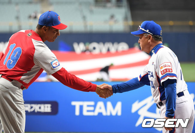 푸에르토리코 후안 곤잘레스 감독과 한국 김경문 감독이 악수를 나누고 있다. /youngrae@osen.co.kr