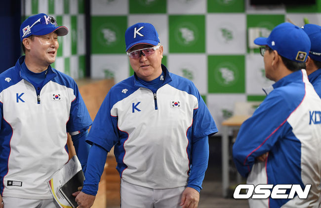 김경문 감독이 훈련에 앞서 코치들과 담소를 나누고 있다. /youngrae@osen.co.kr