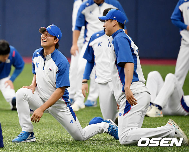 2019 세계야구소프트볼연맹(WBSC) 프리미어12에 출전하는 한국 야구 국가대표팀이 31일 오후 서울 고척스카이돔에서 훈련을 가졌다.김상수, 차우찬이 훈련을 하고 있다. /youngrae@osen.co.kr