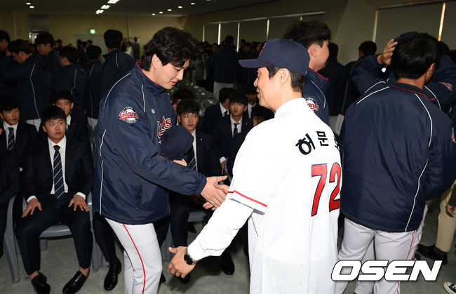 1일 오전 부산 사직야구장에서 프로야구 롯데 자이언츠 허문회 신임 감독 취임식이 열렸다.롯데 허문회 감독이 김원중과 인사를 하고 있다. /sunday@osen.co.kr