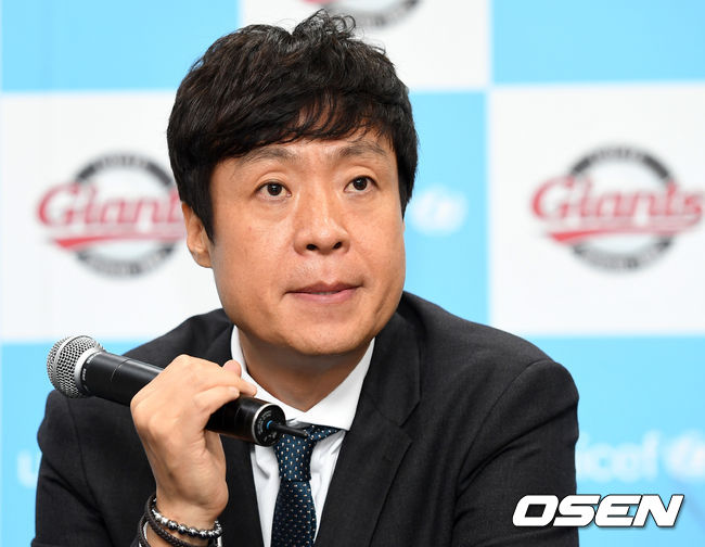1일 오전 부산 사직야구장에서 프로야구 롯데 자이언츠 허문회 신임 감독 취임식이 열렸다.롯데 허문회 감독이 취재진의 질문을 듣고 있다. /sunday@osen.co.kr