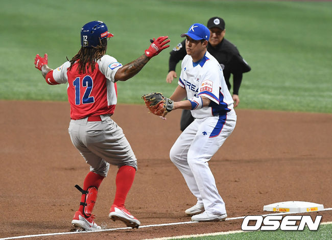 1일 오후 서울 고척스카이돔에서 '2019 세계야구소프트볼연맹(WBSC) 프리미어12' 대한민국과 푸에르토리코의 평가전이 열렸다.1회초 무사 한국 황재균이 푸에르토리코 오스발도 마르티네스를 아웃시키고 있다. /youngrae@osen.co.kr
