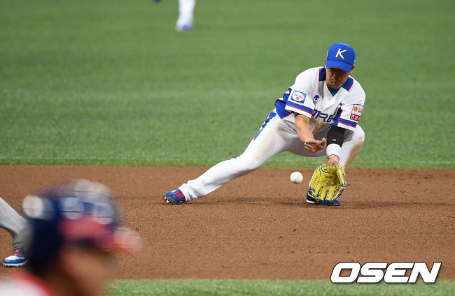 1일 오후 서울 고척스카이돔에서 '2019 세계야구소프트볼연맹(WBSC) 프리미어12' 대한민국과 푸에르토리코의 평가전이 열렸다.5회초 1사 1,2루 한국 김상수가 푸에르토리코 윌프레도 로드리게스의 내야 땅볼타구를 잡아내고 있다. /youngrae@osen.co.kr