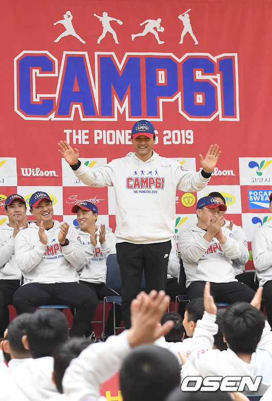 2일 오후 경기도 고양시 NH 인재원에서 '박찬호 유소년 야구캠프'가 열렸다.박찬호가 야구 꿈나무들과 인사를 나누고 있다. /youngrae@osen.co.kr