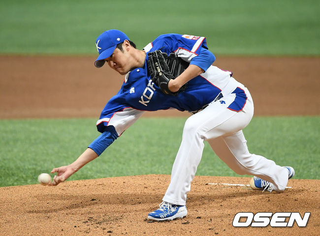 2일 오후 서울 고척스카이돔에서 '2019 세계야구소프트볼연맹(WBSC) 프리미어12' 대한민국과 푸에르토리코의 평가전이 열렸다.1회말 한국 박종훈이 역투하고 있다. /youngrae@osen.co.kr