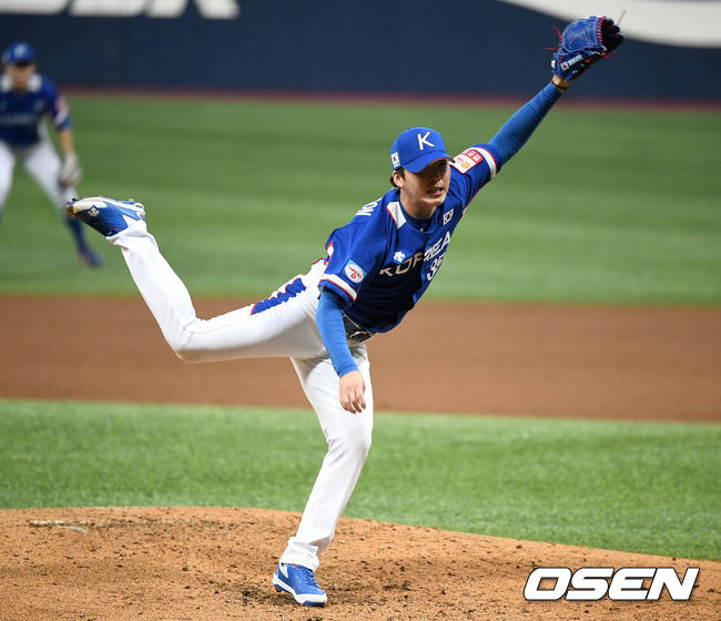2일 오후 서울 고척스카이돔에서 '2019 세계야구소프트볼연맹(WBSC) 프리미어12' 대한민국과 푸에르토리코의 평가전이 열렸다.4회말 한국 문경찬이 역투하고 있다. /youngrae@osen.co.kr
