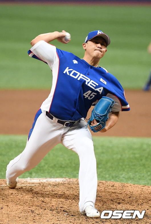 2일 오후 서울 고척스카이돔에서 '2019 세계야구소프트볼연맹(WBSC) 프리미어12' 대한민국과 푸에르토리코의 평가전이 열렸다.8회말 한국 이용찬이 역투하고 있다. /youngrae@osen.co.kr