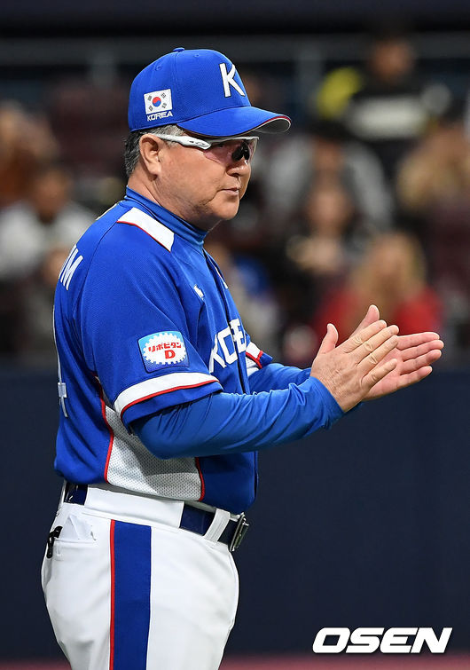 한국은 2일 고척 스카이돔에서 열린 2차 평가전에서 5-0 완승을 거뒀다.승리를 거둔 한국 김경문 감독이 선수들에게 박수를 보내고 있다. /youngrae@osen.co.kr