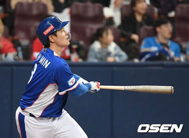 2일 오후 서울 고척스카이돔에서 '2019 세계야구소프트볼연맹(WBSC) 프리미어12' 대한민국과 푸에르토리코의 평가전이 열렸다.5회초 무사 한국 민병헌이 솔로 홈런을 때려내고 있다. /youngrae@osen.co.kr