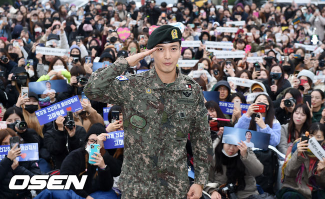 씨엔블루의 정용화가 팬들에게 전역 인사를 하고 있다. / rumi@osen.co.kr