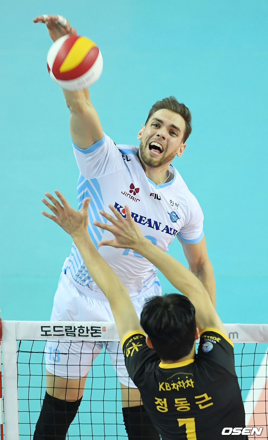 1세트 대한항공 비예나가 강타를 날리고 있다./ rumi@osen.co.kr