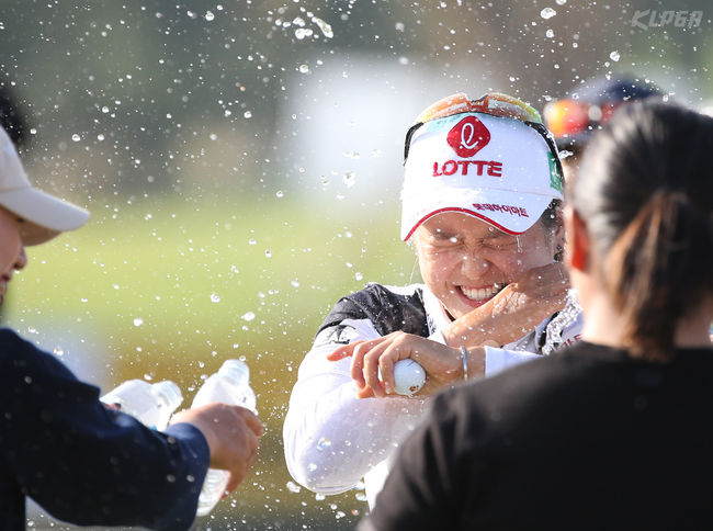 최혜진이 동료들로부터 우승 축하 물세례를 받고 있다. /KLPGA 제공. 