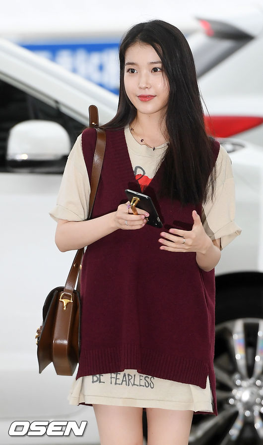 아이유가 공항 출국장으로 향하며 포즈를 취하고 있다. /rumi@osen.co.kr