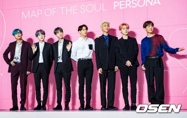 17일 오전 서울 동대문디자인플라자에서 그룹 방탄소년단(BTS) 앨범 ‘MAP OF THE SOUL : PERSONA’ 발매 기념 글로벌 기자간담회가 진행됐다.  방탄소년단의 새 앨범 ‘MAP OF THE SOUL : PERSONA’는 방탄소년단의 새로운 연작인 ‘MAP OF THE SOUL’의 포문을 여는 첫 앨범이다. 지금의 위치에 오를 수 있게 해준 전 세계 팬들에게 전하고 싶은 솔직한 이야기를 담았다.  지난 12일 컴백한 방탄소년단(BTS)은 일본과 영국에 이어 일본 오리콘 차트에서도 1위를 차지했다. 일본 오리콘은 오늘(17일) “BTS의 새 앨범 ‘맵 오브 더 솔: 페르소나’(MAP OF THE SOUL:PERSONA)가 일본에서 판매 첫 주(4월 22일자) 디지털 앨범 랭킹 1위에 올랐다”고 밝혔다.  방탄소년단이 포즈를 취하고 있다. / soul1014@osen.co.kr