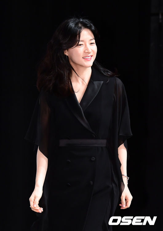 제44회 토론토 국제영화제 공식 초청작이자 이영애의 14년 만의 스크린 복귀로 기대를 모으는 영화 '나를 찾아줘’ 제작보고회가 4일 오전 서울 압구정 CGV에서 열렸다.   '나를 찾아줘'는 6년 전 실종된 아들을 봤다는 연락을 받은 정연(이영애 분)이 낯선 곳, 낯선 이들 속에서 아이를 찾아 나서며 시작되는 스릴러 작품이다.  배우 이영애가 입장하고 있다. /jpnews@osen.co.kr