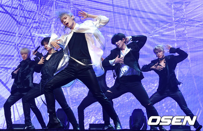 빅톤이 타이틀곡 ‘그리운 밤’ 무대를 펼치고 있다. /dreamer@osen.co.kr