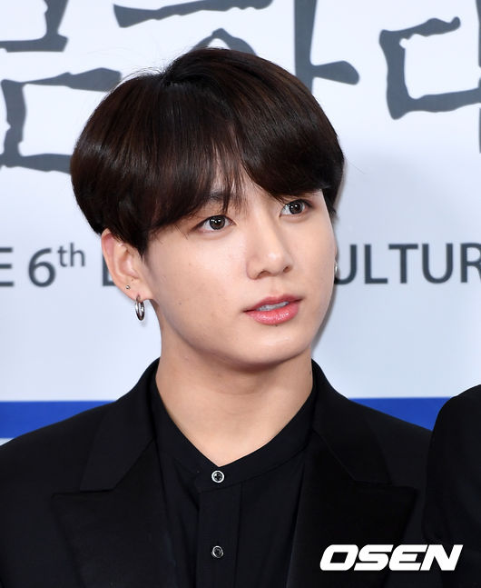 26일 오후 서울 종로구 세종문화회관 대극장에서 ‘제6회 이데일리 문화대상’ 포토월 행사가 진행됐다.그룹 방탄소년단 정국이 포토타임을 갖고 있다./sunday@osen.co.kr