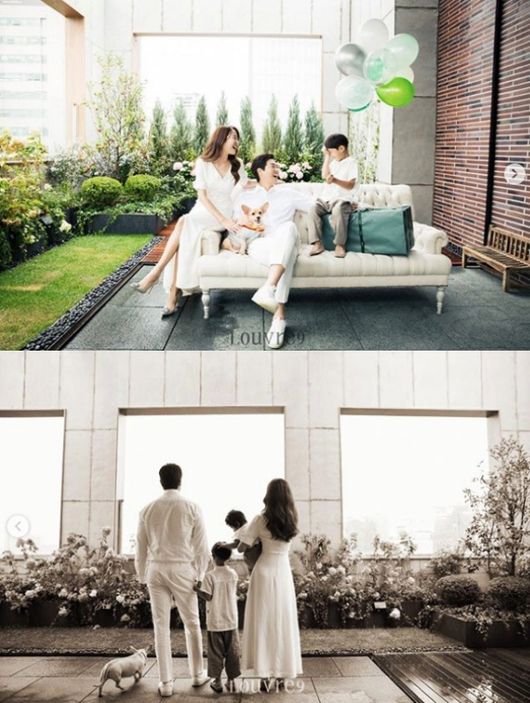 [사진=김효진 SNS] 배우 김효진, 유지태 부부가 두 아들 수인, 루이 형제와 함께 한 가족 화보를 공개했다. 사진은 김효진이 직접 공개한 화보 컷들.