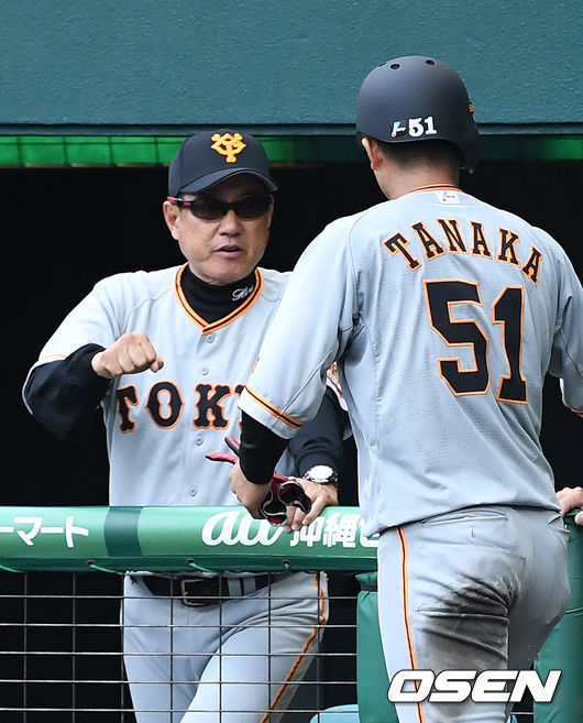 지난 2월 20일 오키나와 나하셀룰러구장에서 벌어진 KIA 타이거즈와 요미우리 자이언츠의 연습경기에서 하라 감독이 선수와 하이파이브를 하고 있다. /rumi@osen.co.kr