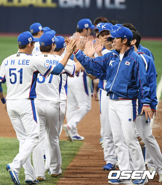 한국은 1일 고척 스카이돔에서 열린 푸에르토리코 대표팀과의 첫 평가전에서 4-0 완승을 장식했다.승리를 거둔 한국 선수들이 기뻐하고 있다. /youngrae@osen.co.kr