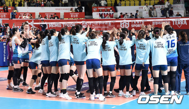 GS칼텍스는 2일 대전충무체육관에서 펼쳐진 2019-2020 도드람 V-리그 1라운드 KGC인삼공사의 경기에서 세트스코어 3-1(23-25, 25-15, 26-24, 25-21) 승리를 거뒀다.경기 종료 후 GS칼텍스 선수들이 승리의 기쁨을 나누고 있다. /sunday@osen.co.kr