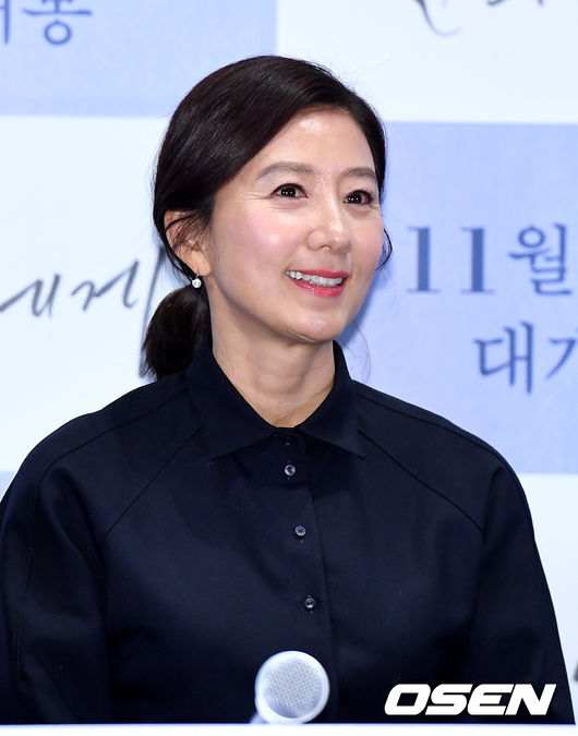 5일 오후 서울 자양동 롯데시네마 건대입구에서 영화 ‘윤희에게’ (감독 임대형) 언론시사회가 열렸다.  배우 김희애가 참석해 인사말을 준비하고 있다. /dreamer@osen.co.kr