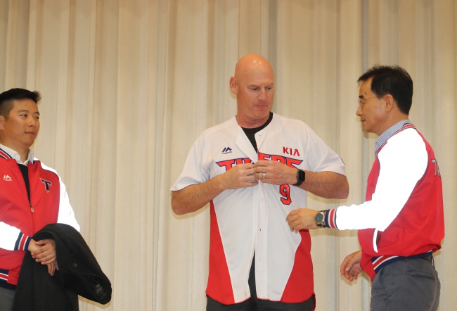 KIA타이거즈 이화원 대표가 맷 윌리엄스 감독에게 유니폼을 입히고 있다. /KIA 타이거즈 제공. 