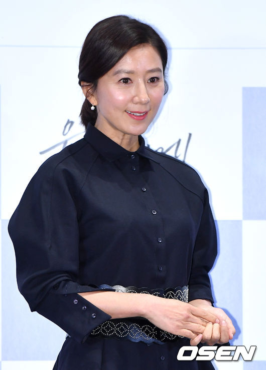 5일 오후 서울 자양동 롯데시네마 건대입구에서 영화 ‘윤희에게’ (감독 임대형) 언론시사회가 열렸다. 배우 김희애가 참석해 포토타임을 하고 있다. /dreamer@osen.co.kr